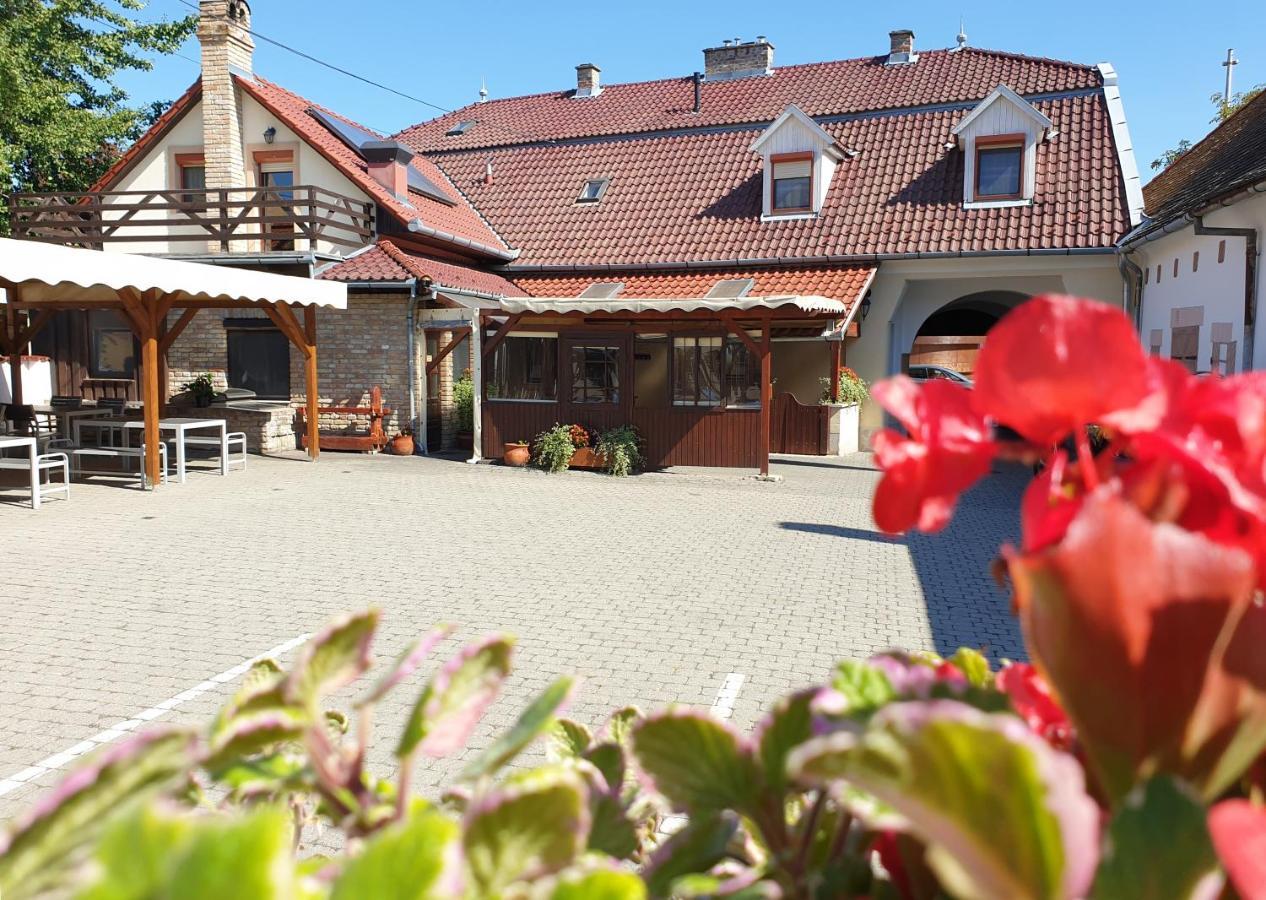 Nadasdi Haz Szekszard Exterior photo